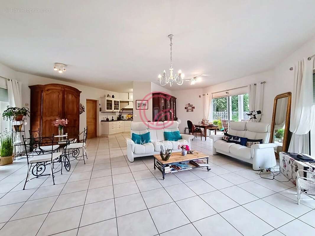 Maison contemporaine à vendre à Sanguinet - 3 chambres, piscine, garage et jardin spacieux - photo 3