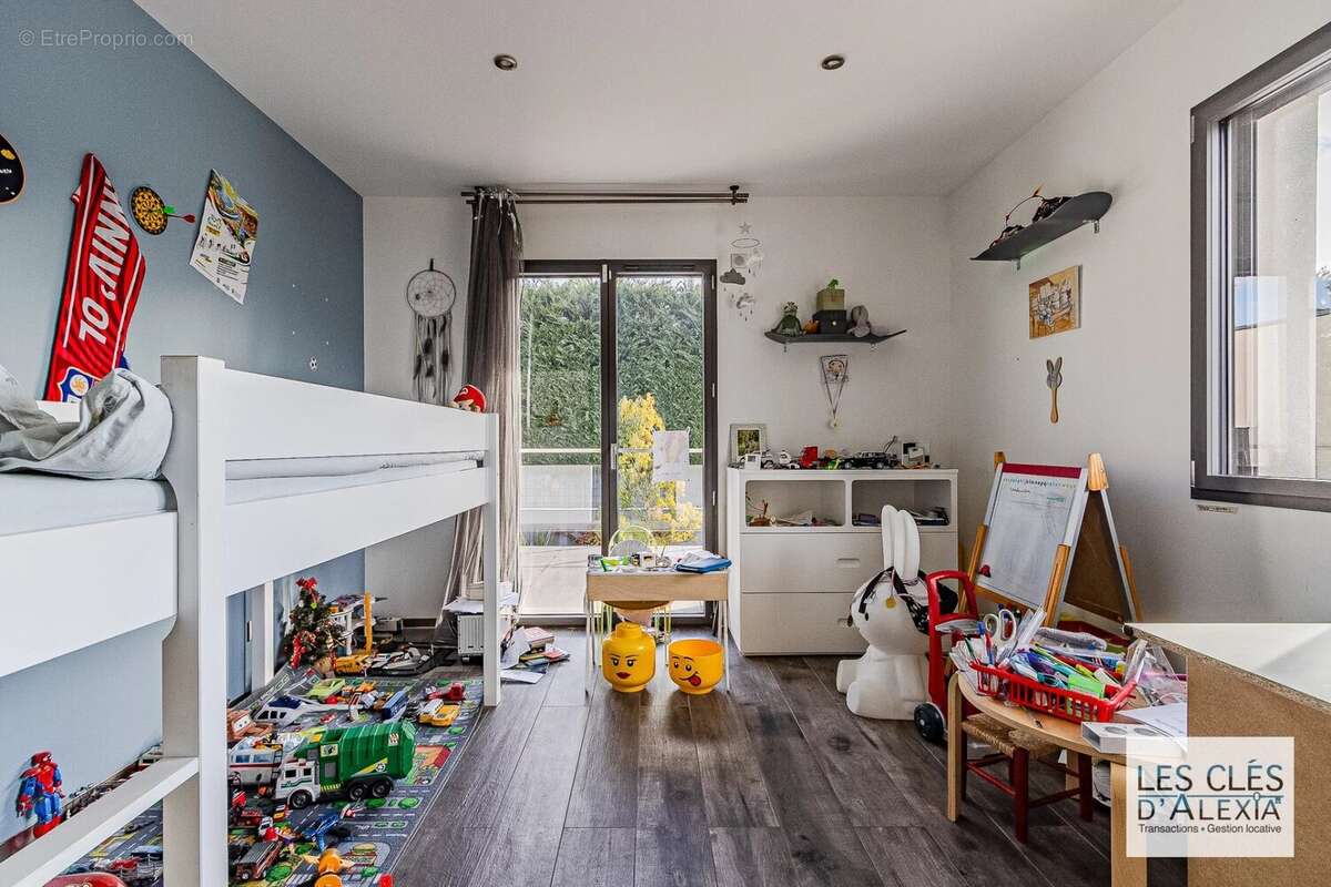Maison à NEYRON