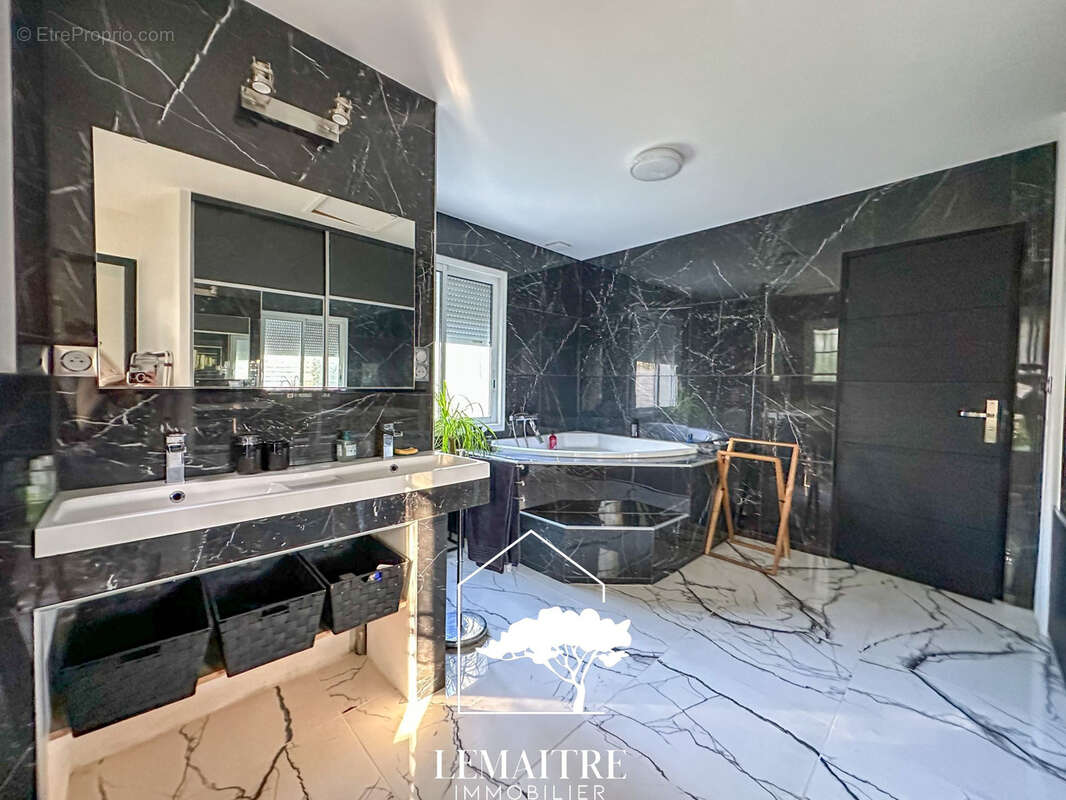 Maison à LES MATHES