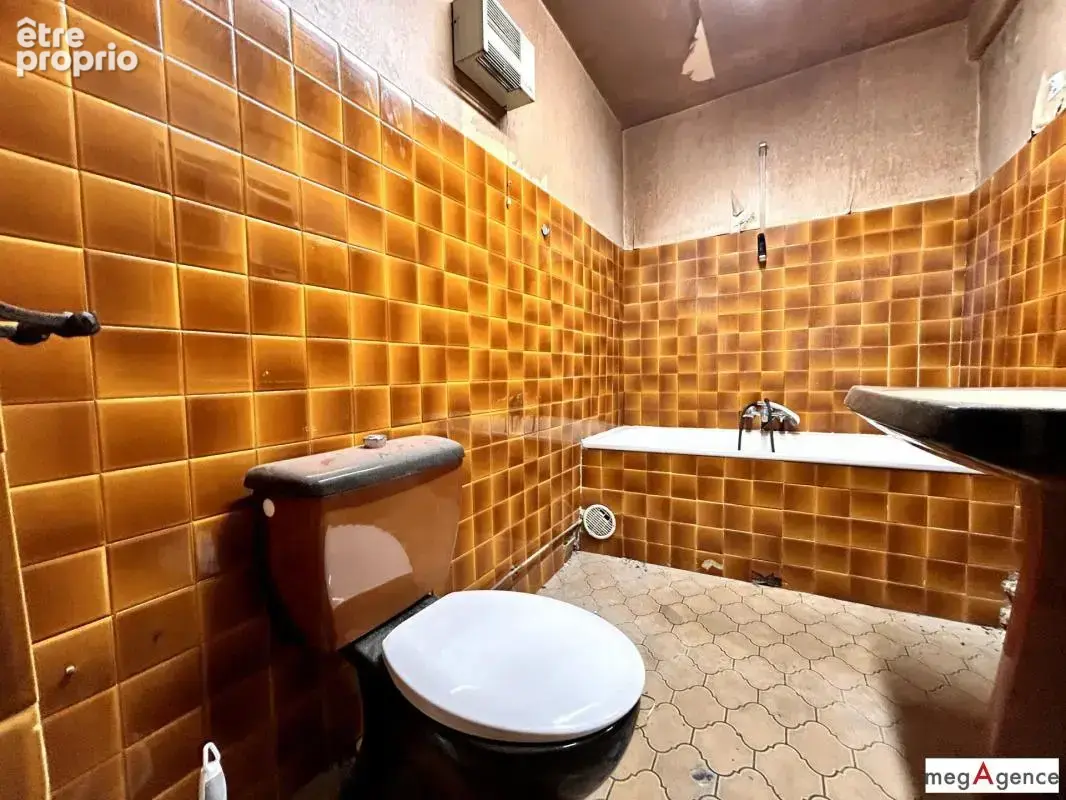 En centre ville 165.29 m², comprenant : logement d'habitation + ancien local commercial (avec boutique et vitrine) - photo 7
