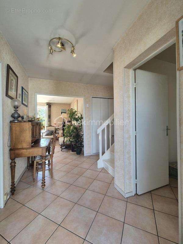 Maison familiale de 119 m2 avec grenier aménageable à Courcouronnes centre ! - photo 2
