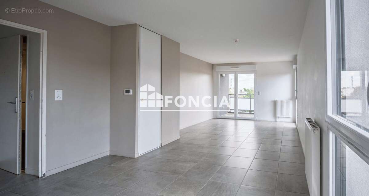 EXCLUSIVITE FONCIA quartier NANTES SUD / BOURDONNIERES : bel appartement T3 récent avec balcon, stationnement couvert, à proximi - photo 2