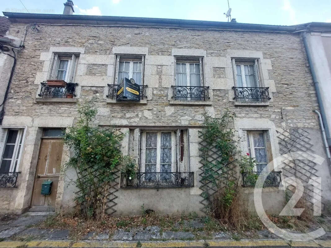 Maison à CHATEL-CENSOIR