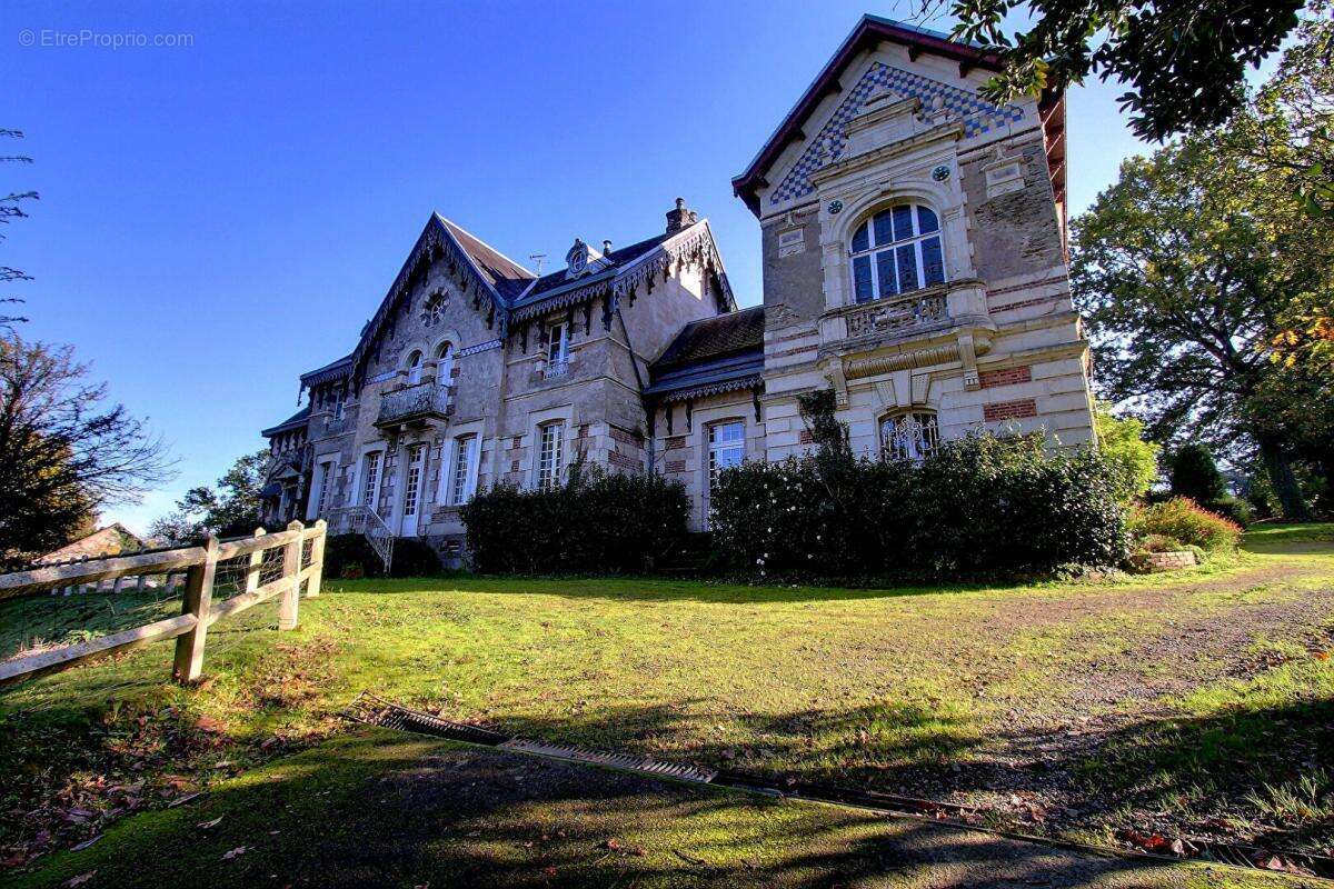 Manoir de 1850, maison de gardien et tennis sur un parc de 5ha - photo 2