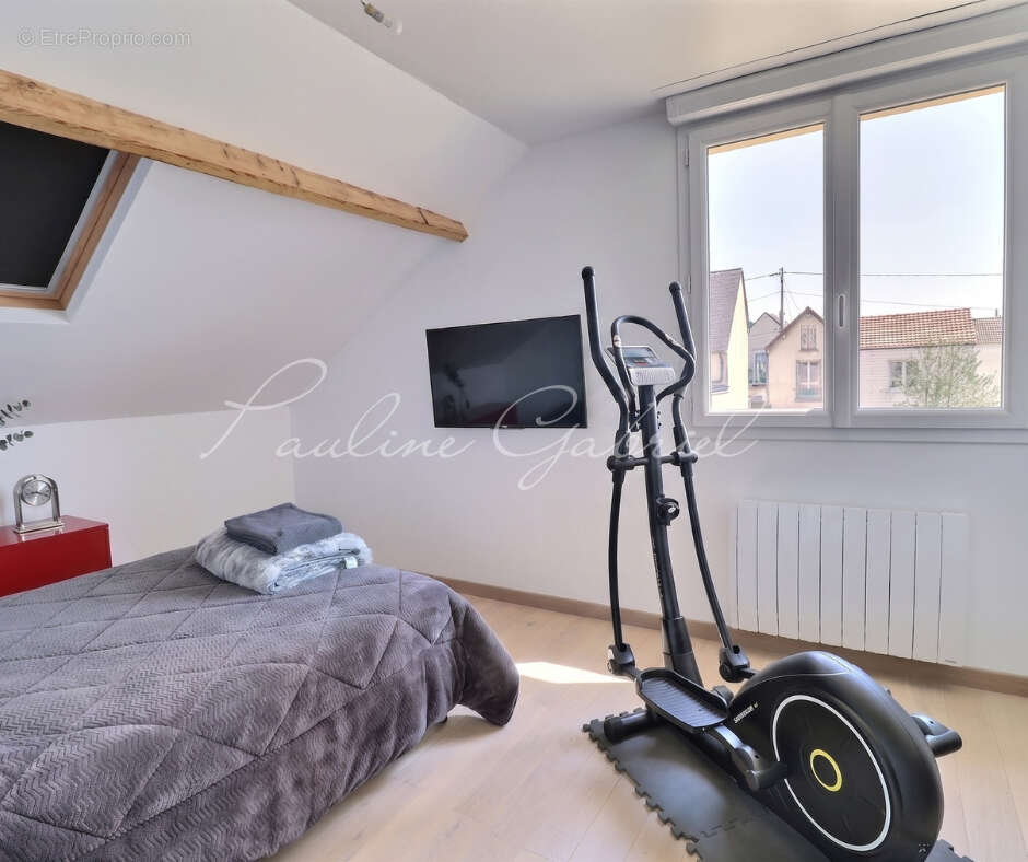 Petite maison rénovée Sté Cécile avec jardin, garage, sous-sol et dépendances - photo 6