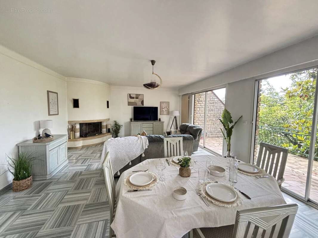ARGENTEUIL – LES COTEAUX  Élégante maison familiale de plus de 200 m² avec vue sur Paris et la Tour Eiffel - photo 2