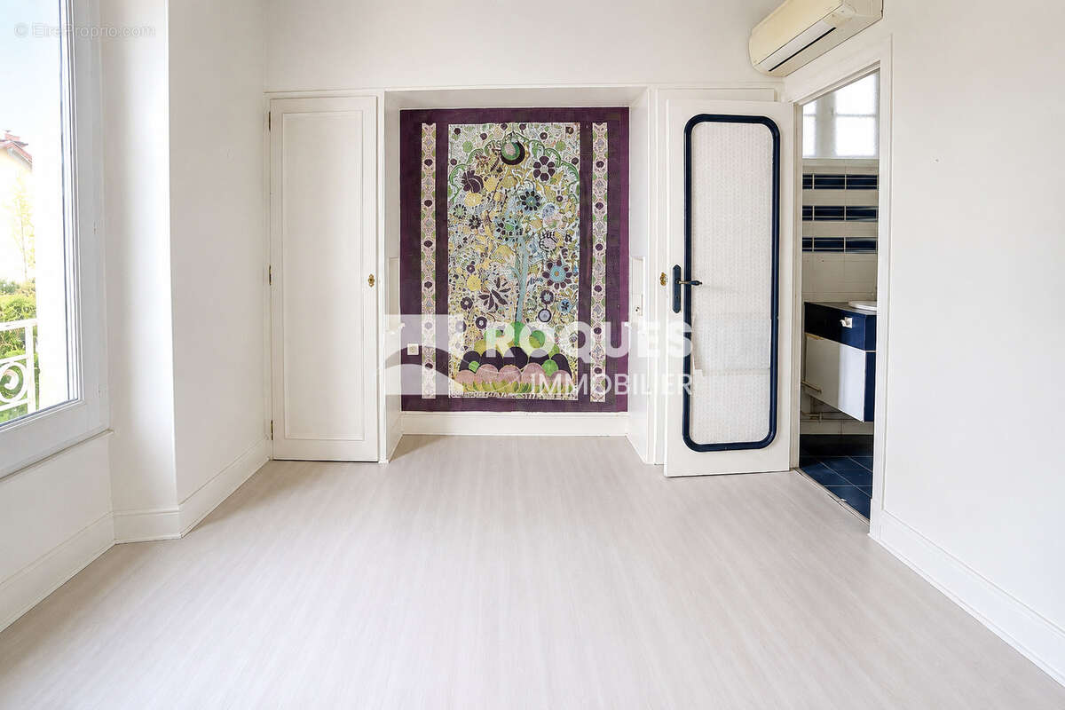 Maison de caractère à découvrir dans un quartier recherché, à proximité des écoles et du centre ville - photo 8