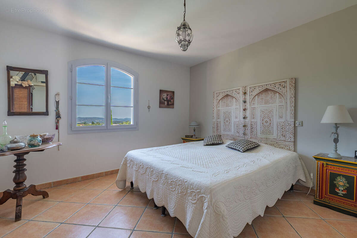 PUGET-VILLE : Bastide Néoprovençale d'exception sur parc de 1.302 m² - photo 13