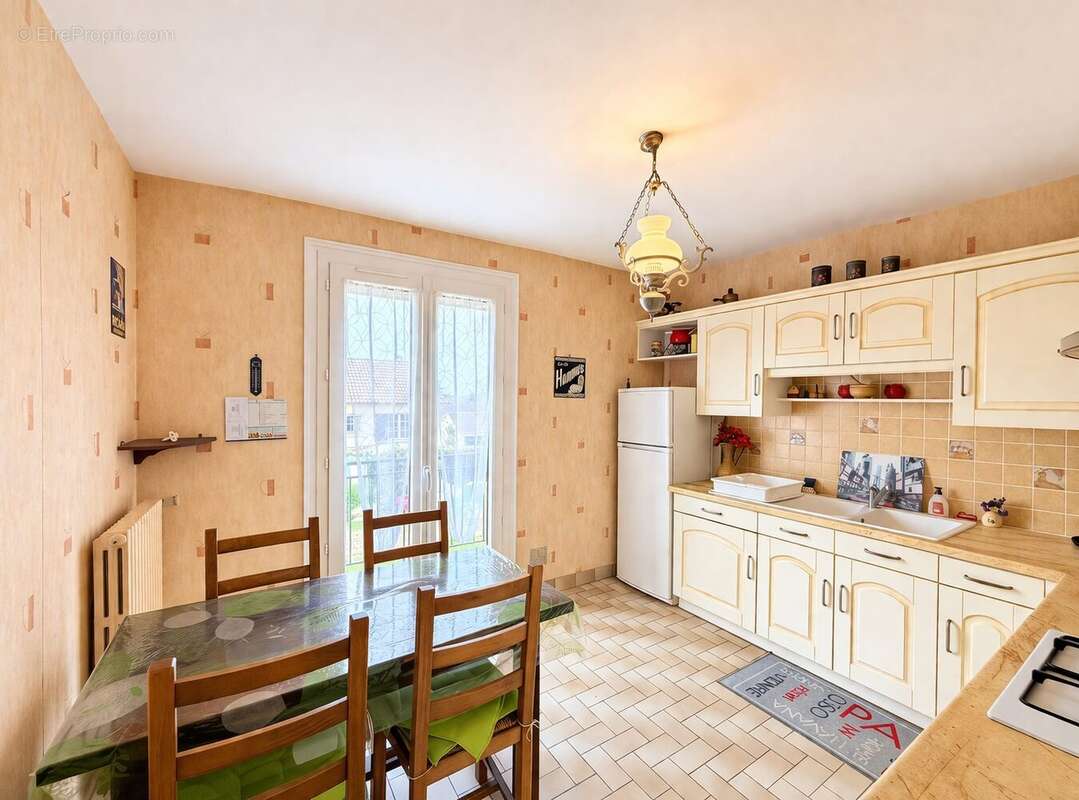 Cuisine donnant sur balcon - Maison à LIMOGES