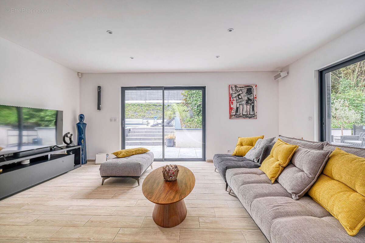 Villa d'architecte contemporaine avec piscine - les Coteaux de Chessy  - 7 pièces - 175 m2 - photo 7
