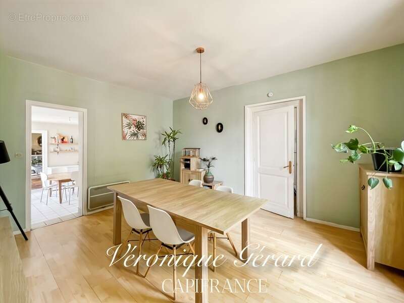 Maison à SAINT-MEDARD-DE-GUIZIERES