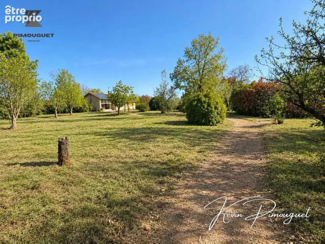 Maison de campagne à rénover avec dépendances — Saint-Seurin-de-Prats - photo 1