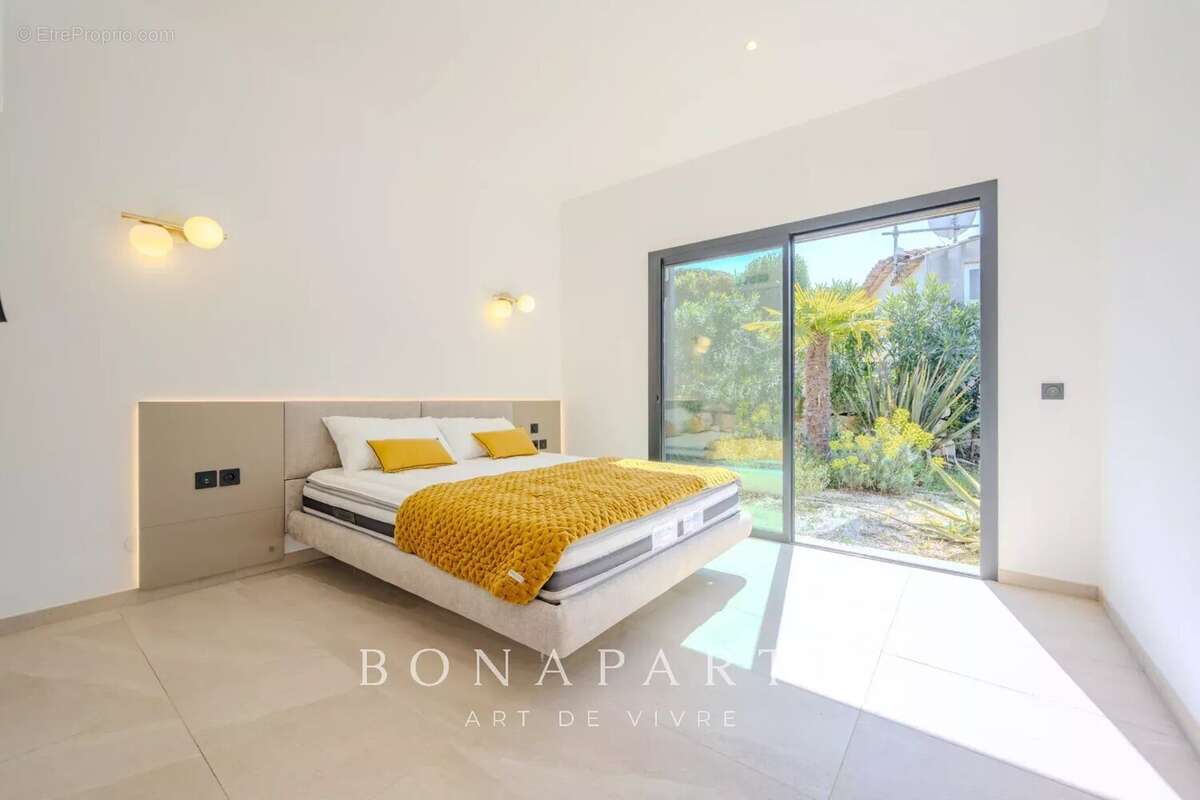 SAINT-TROPEZ GASSIN Exclusivité : Superbe villa-appartement en duplex avec vue mer exceptionnelle - photo 15