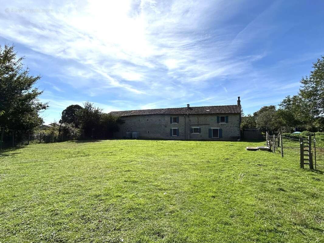 Jolie maison en pierre de 3 chambres avec grand jardin et grange, près de Civray - photo 13
