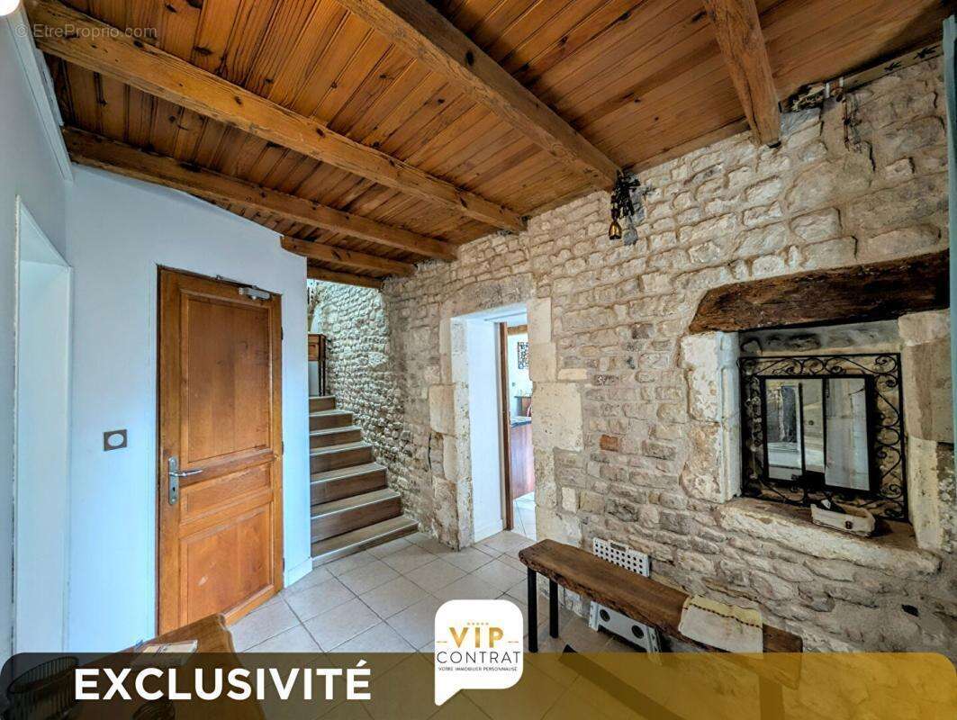 Maison de caractère à Triac Lautrait Exclusivité VIP réf 436237 - photo 2