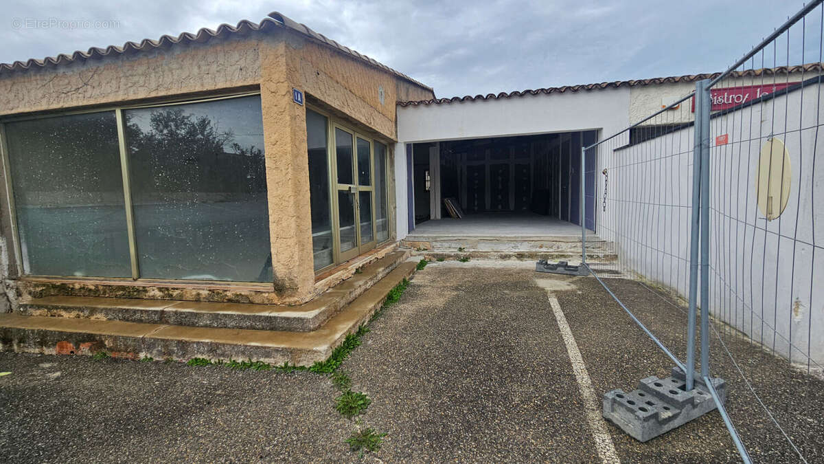 Commerce à CHATEAUNEUF-LES-MARTIGUES