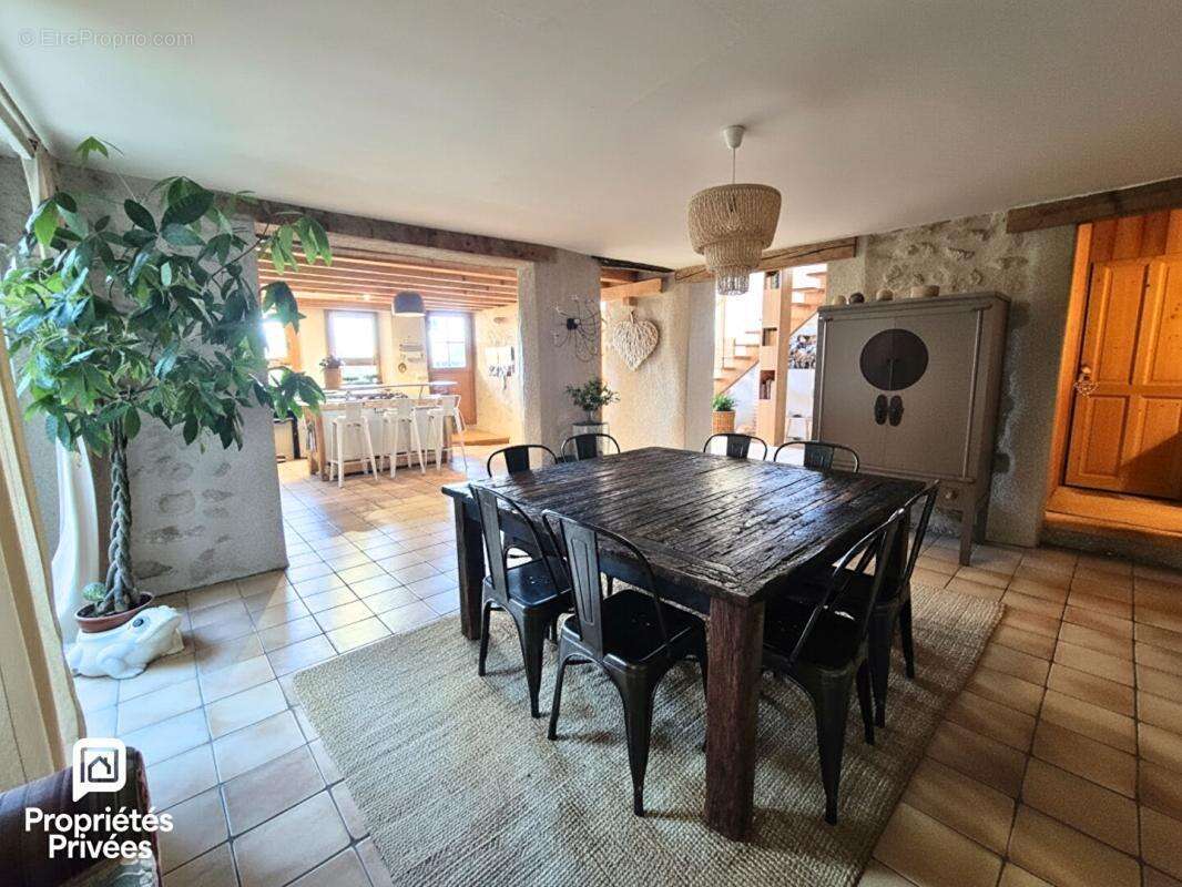 Maison à COLLONGES