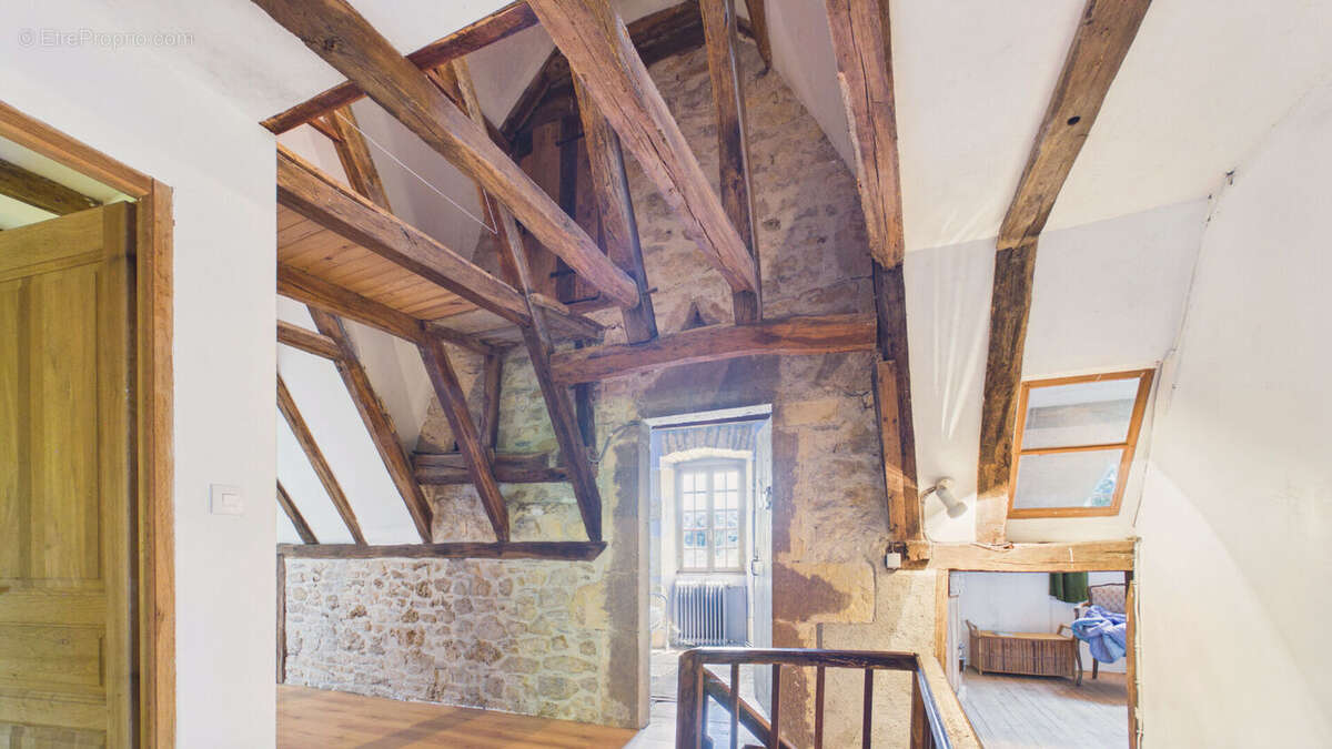 Maison de caractère de 200 m² avec dépendances et terrain de 6 800 m² - photo 14