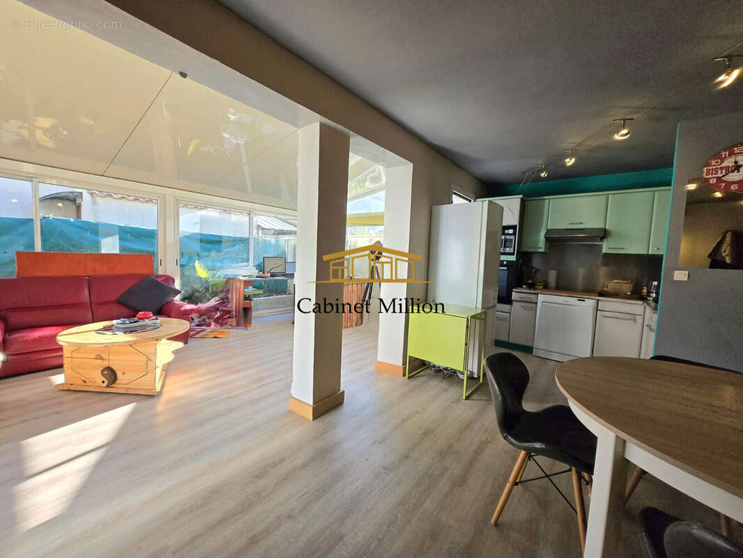 Maison à VIC-LA-GARDIOLE