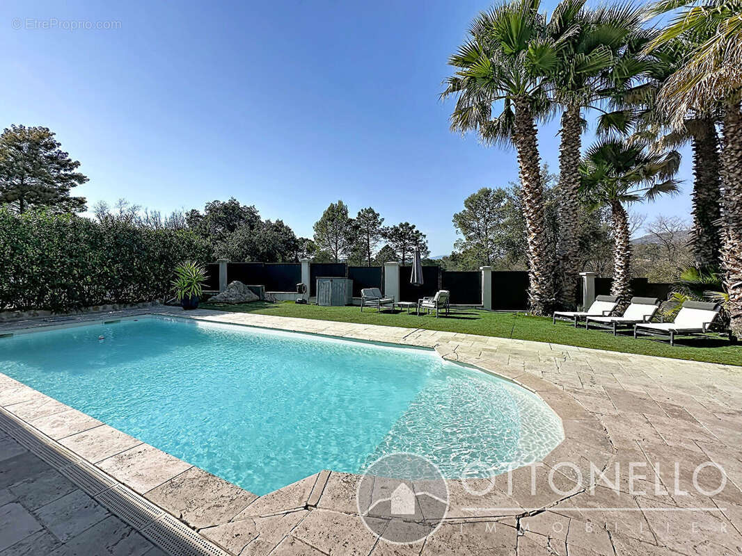 Maison à ROQUEBRUNE-SUR-ARGENS