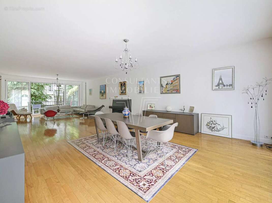 Appartement à PARIS-16E