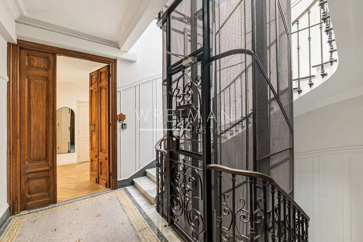 Splendide appartement 3 pièces bourgeois rénové avec balcons et vue sur le Square Mozart - Nice Les Musiciens - photo 17