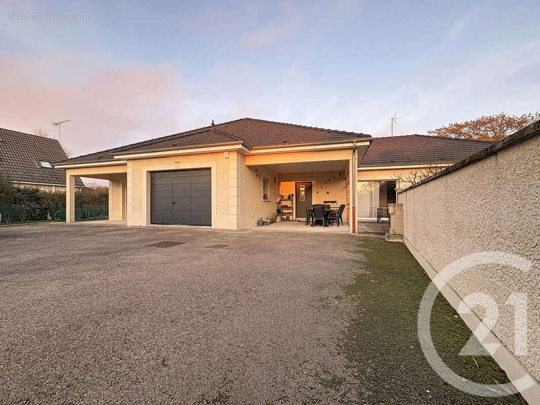 Maison à LA CHAPELLE-SAINT-LUC