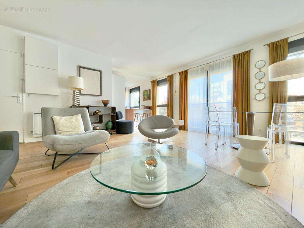 Appartement à COURBEVOIE