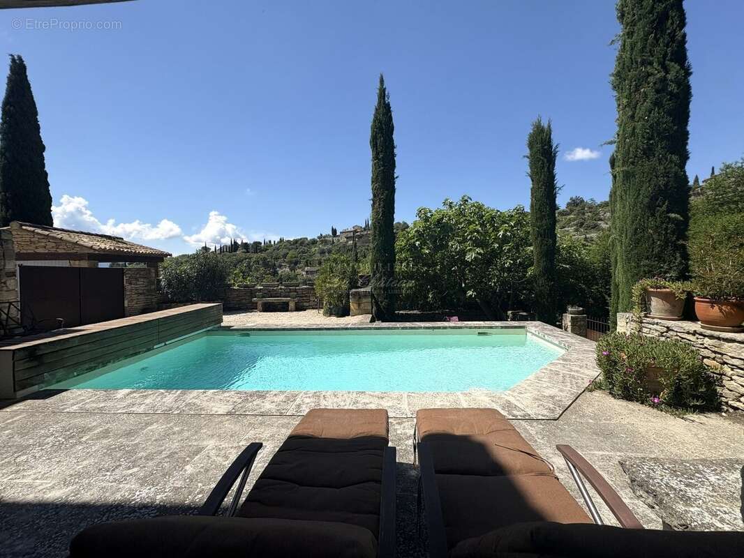 Gordes - Superbe Maison de village au calme avec vue panoramique, d'une superficie de 145 m², comprenant une piscine. - photo 3