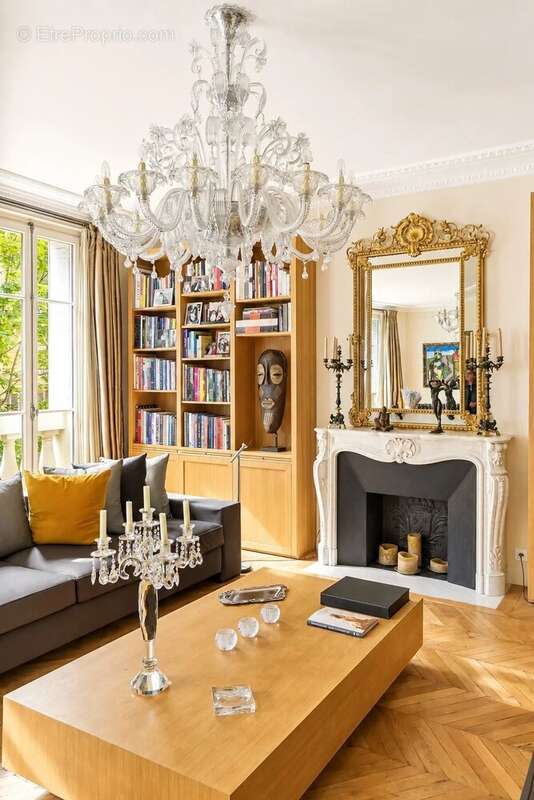 Appartement à PARIS-16E