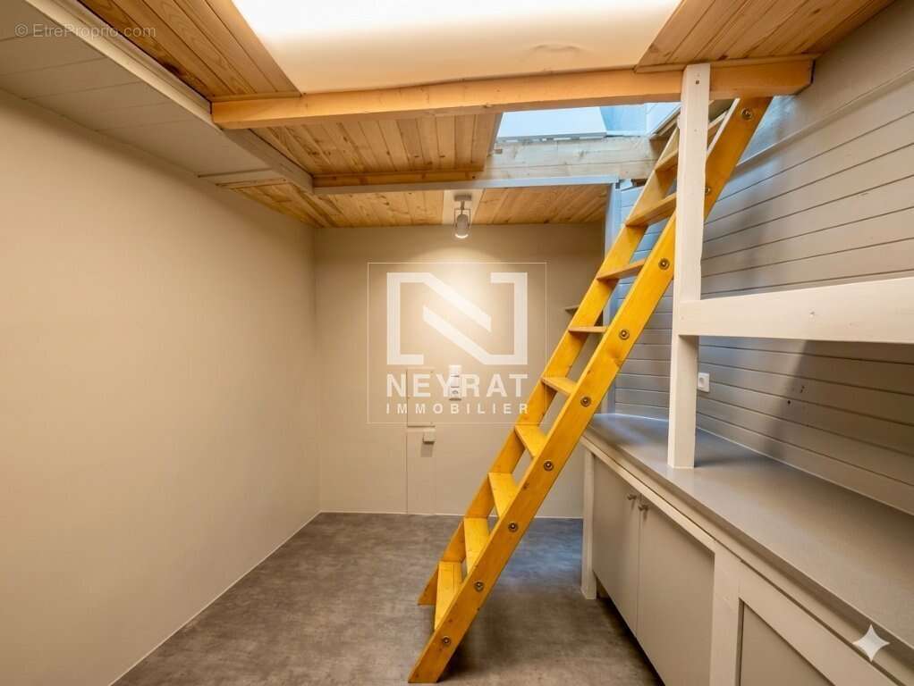 Une maison en pierre pleine de charme, avec sa terrasse suspendue, son jardin intime et ses nombreuses dépendances - photo 8