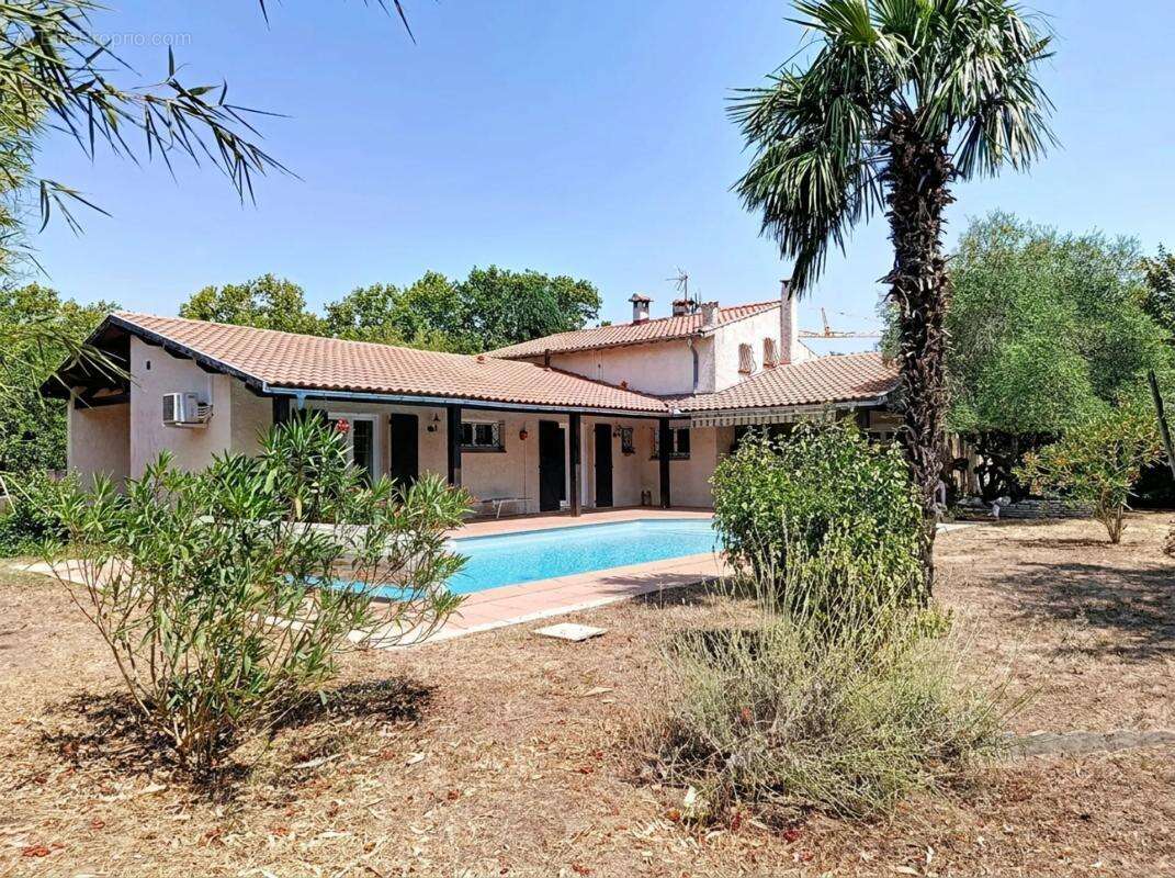 Grande maison familiale avec piscine et dépendance - photo 2
