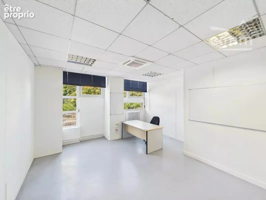 Local Commercial / Bureaux de 228 m² - Quartier de l'Aigle - photo 10