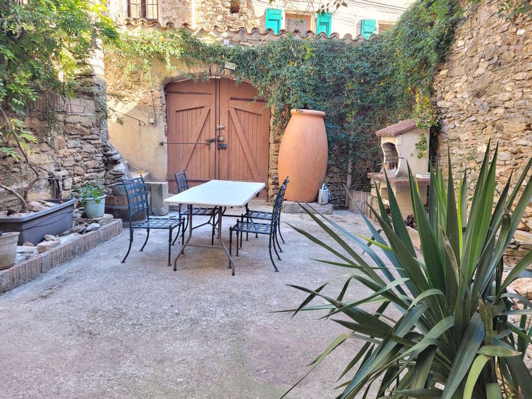 Maison en pierres de 177 m² habitables avec cour et terrasse. - photo 4