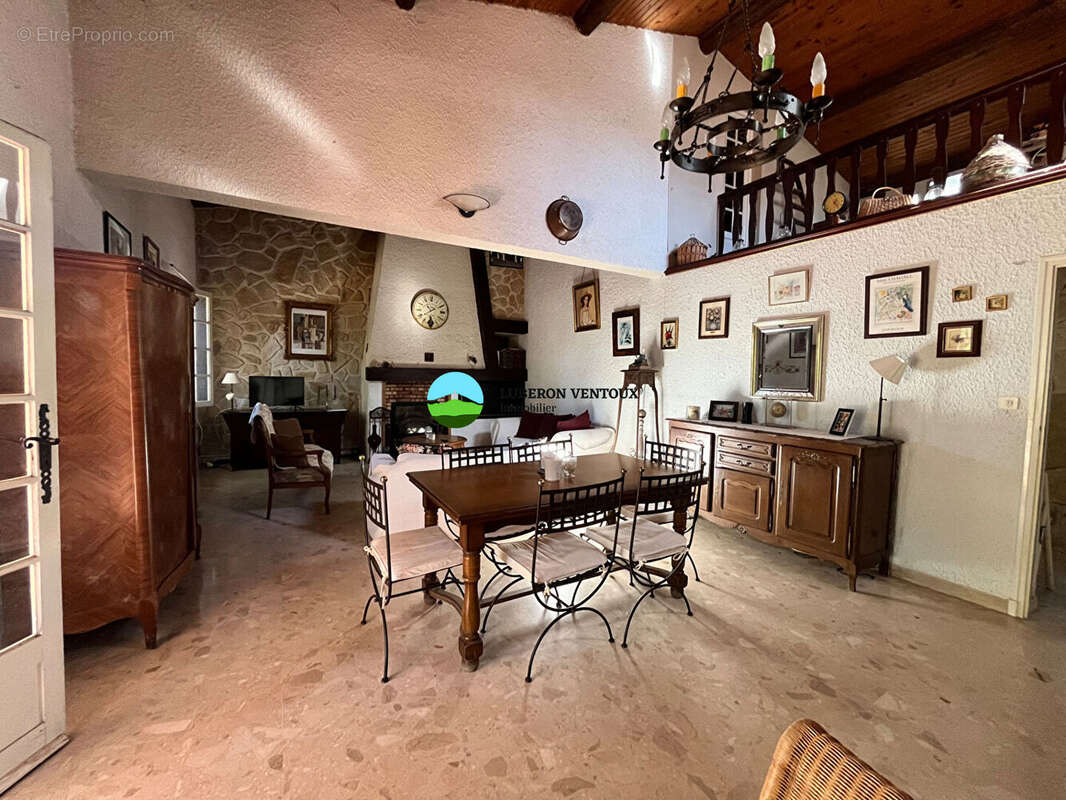 VILLA SAINT DIDIER 182 m² sur 1382 m² de terrain clos et arboré avec piscine - photo 6
