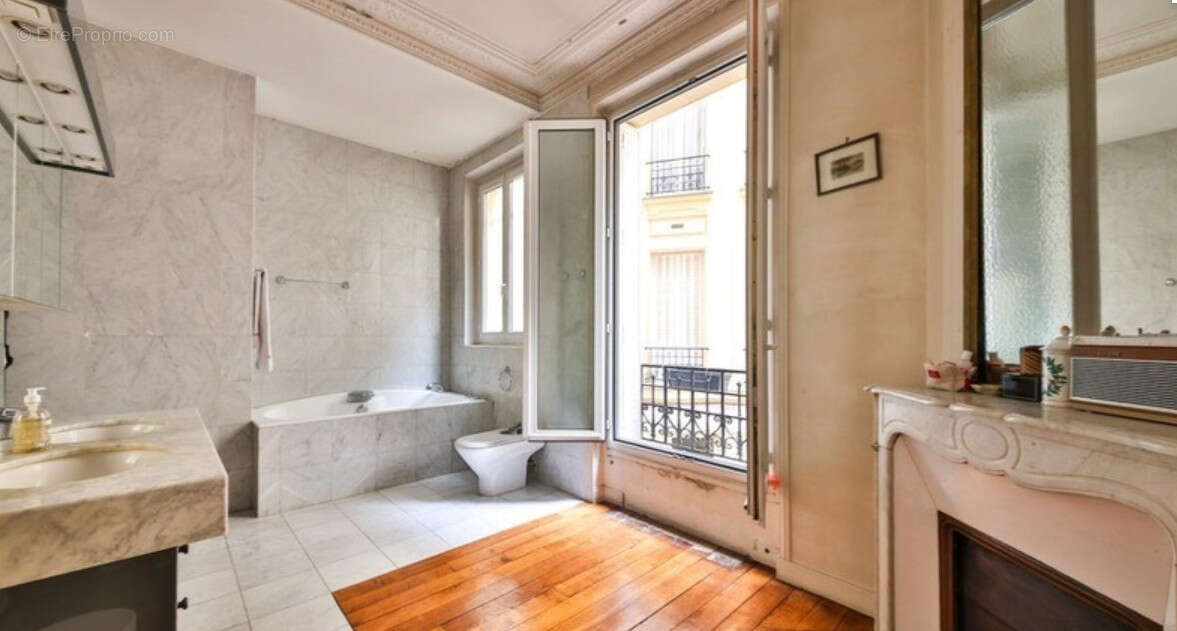 Appartement à PARIS-17E