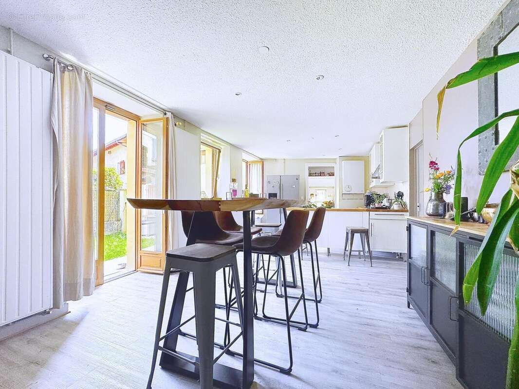 Maison 100 m² à Saint-Jean-De-Moirans  - photo 2