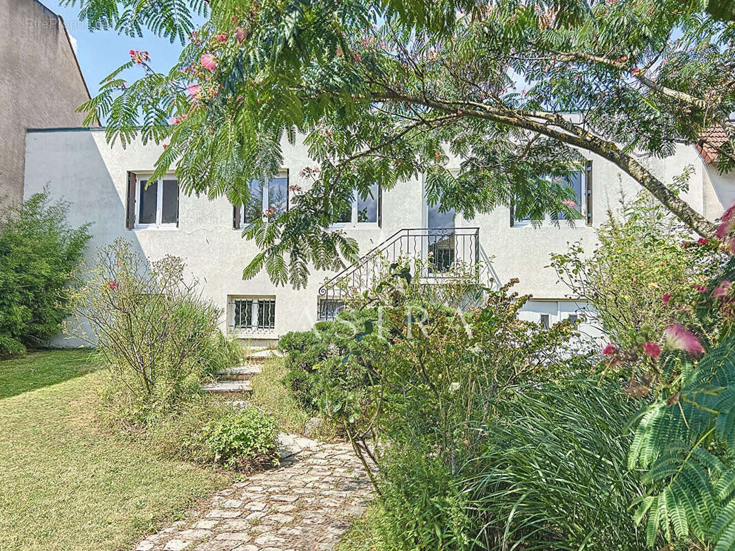 Maison à VERRIERES-LE-BUISSON