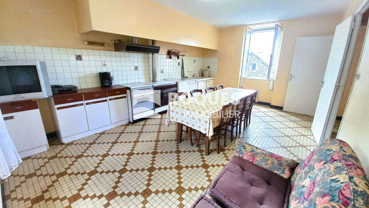 Maison à SALLES-CURAN