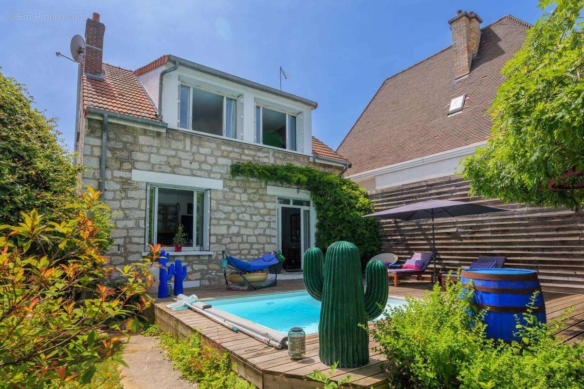 Maison 7 pièces 127 m² à Gagny avec piscine, jardin et parkings - photo 2