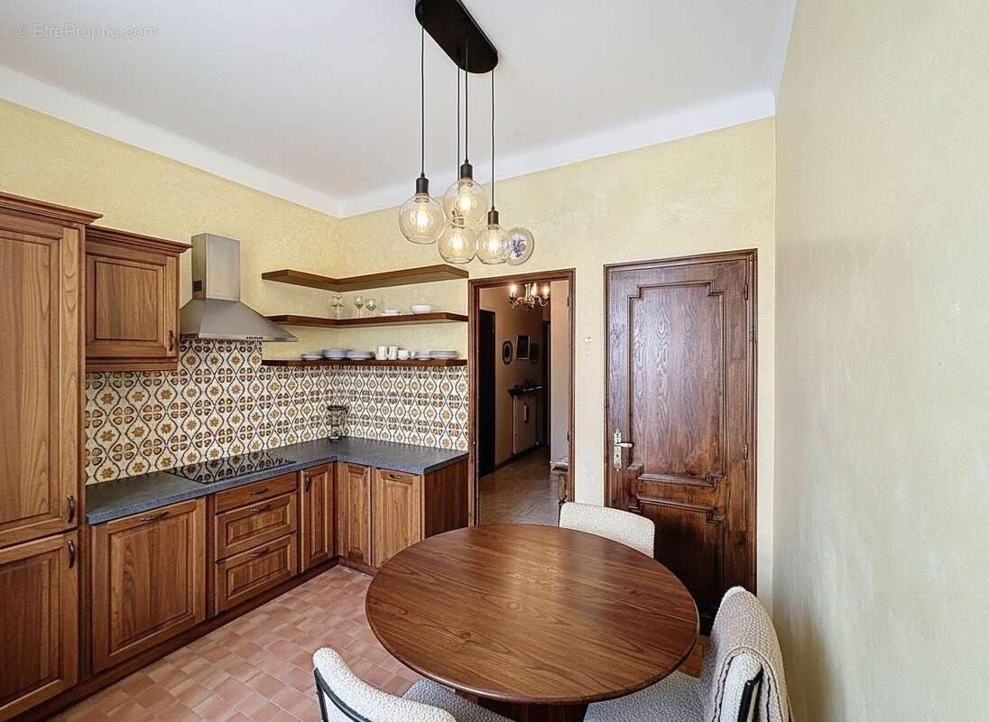 Avignon Intra-Muros Porte Saint Michel : 120 m² Traversant avec Balcon Idéal Famille, Profession Libérale ou Investisseur - photo 9