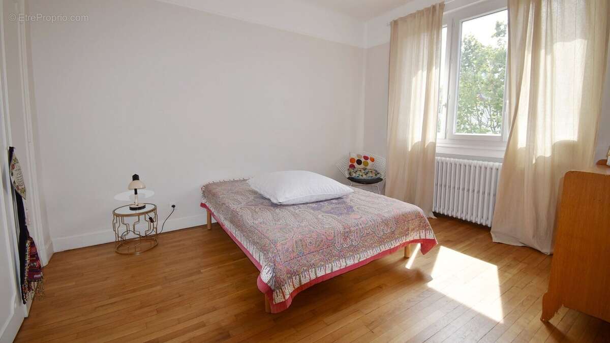 Maison de ville à vendre à Vichy, 3 chambres et bureau, garage et jardin. - photo 11