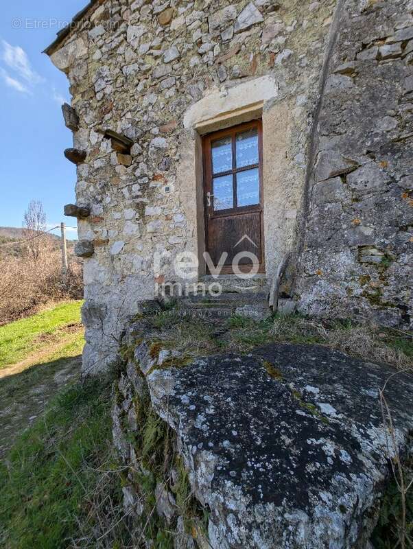 Maison à ROCHE-SAINT-SECRET-BECONNE