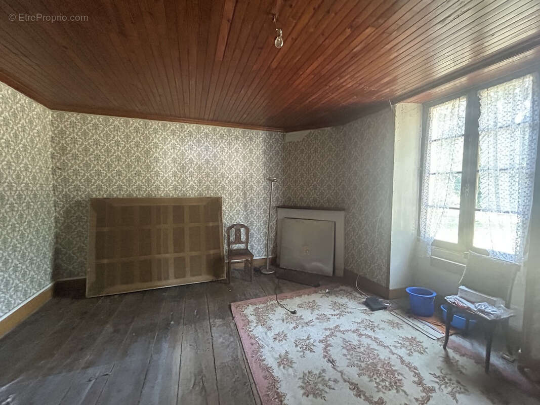 Maison en pierre à rénover dans un cadre magnifique sur terrain de 3400m2 - photo 6