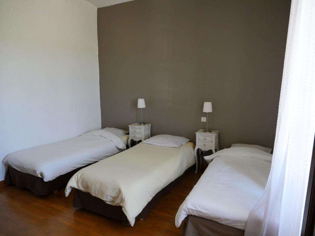 Maison à SAINT-JEAN-DE-MARUEJOLS-ET-AVEJAN