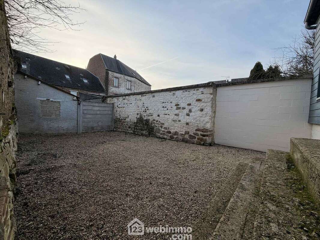 Une cour agréable sans vis-à-vis ! - Maison à CRECY-SUR-SERRE