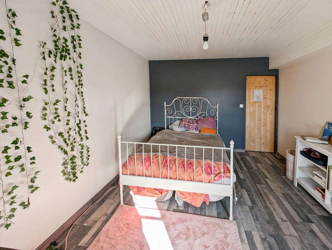 Maison à LES ADJOTS