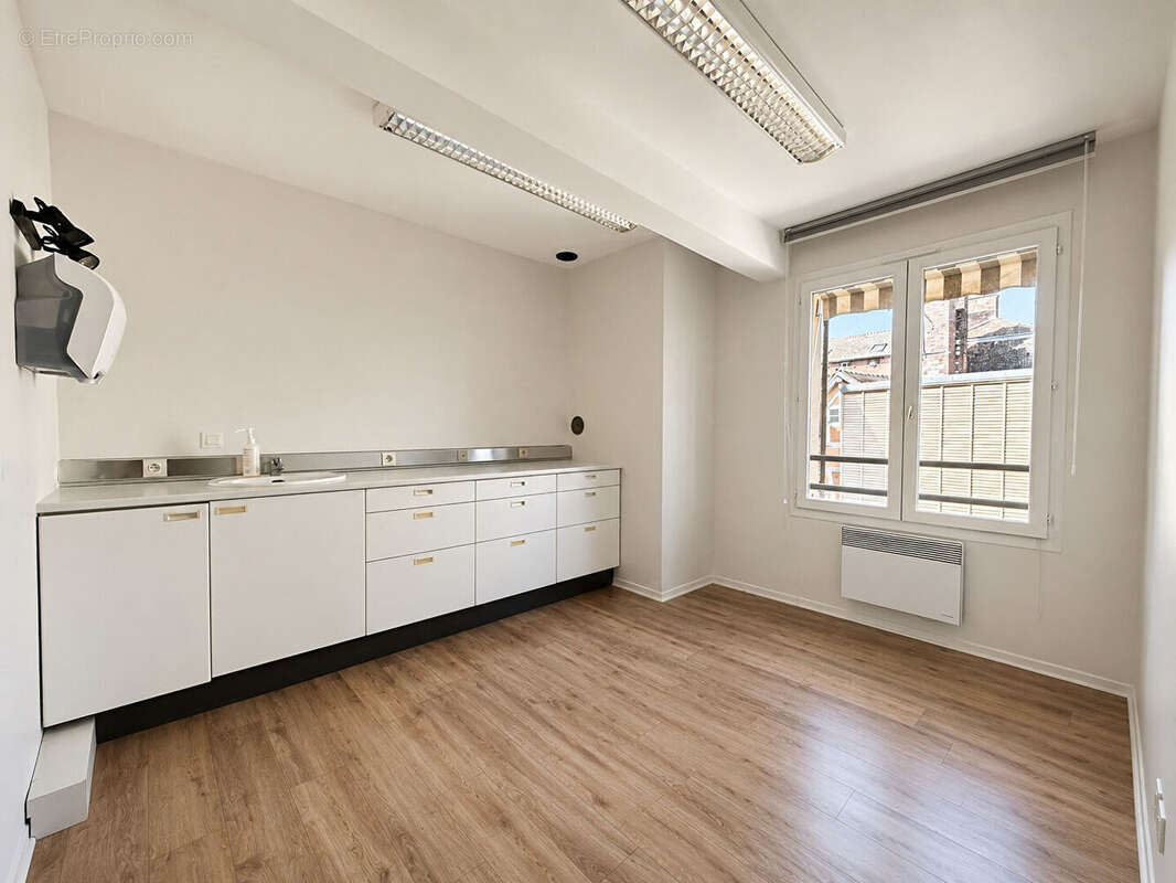 HYPER CENTRE, Local professionnel de 190 m² avec ascenseur, divisible et transformable en habitation - photo 6