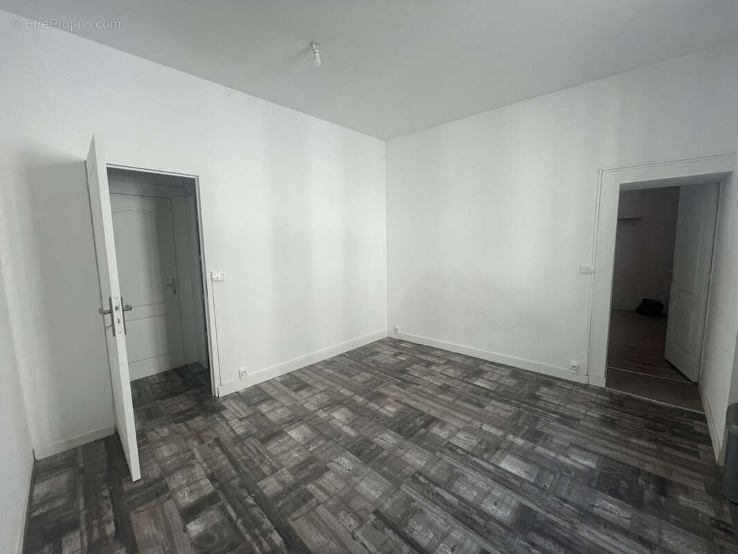 T2 en plein centre ville de LAVAL - Rive gauche  Idéal premier achat ou investissement locatif ! - photo 4