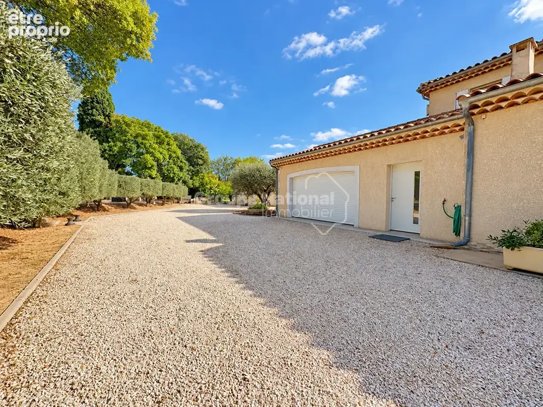 Salon-de-Provence (Bel-Air) : Propriété sur 5000 m² avec piscine - photo 20